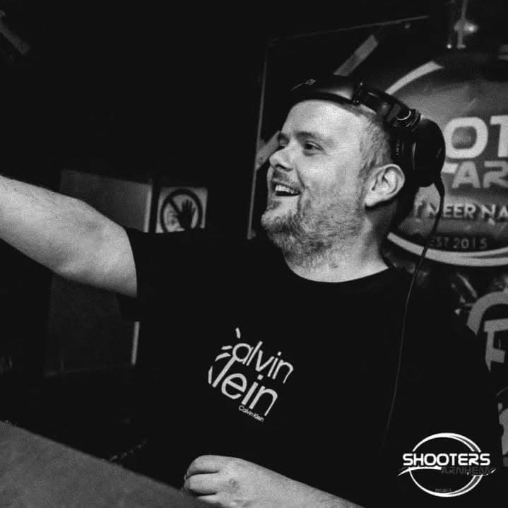 Close-up van DJ Markza's professionele DJ booth setup tijdens een optreden