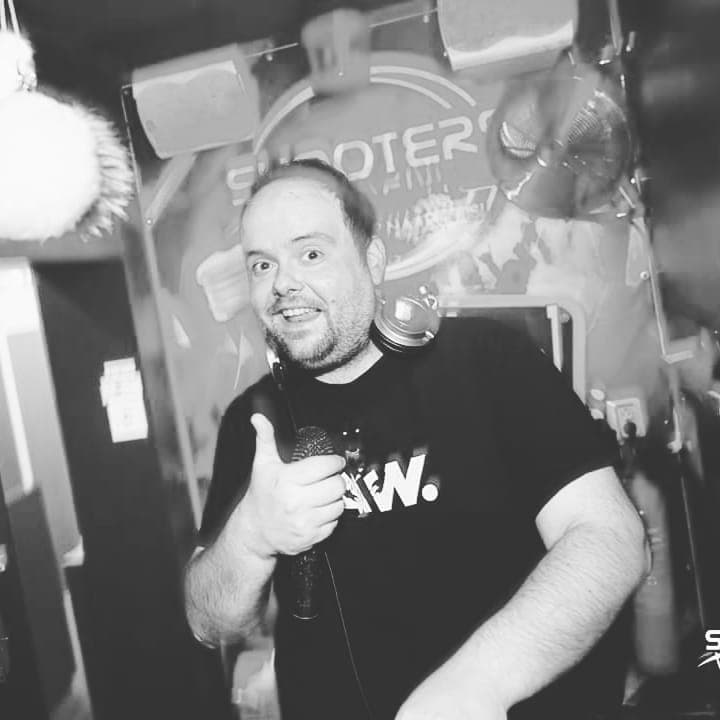 DJ Markza achter de draaitafels tijdens een energieke club performance